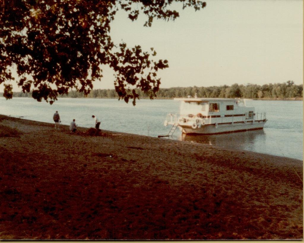 Houseboating 1982-11