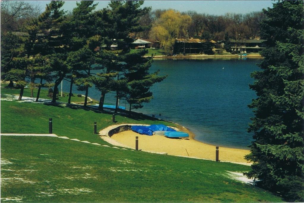 Dee Rd's Park Lake beach (w/ first snow of '99)
