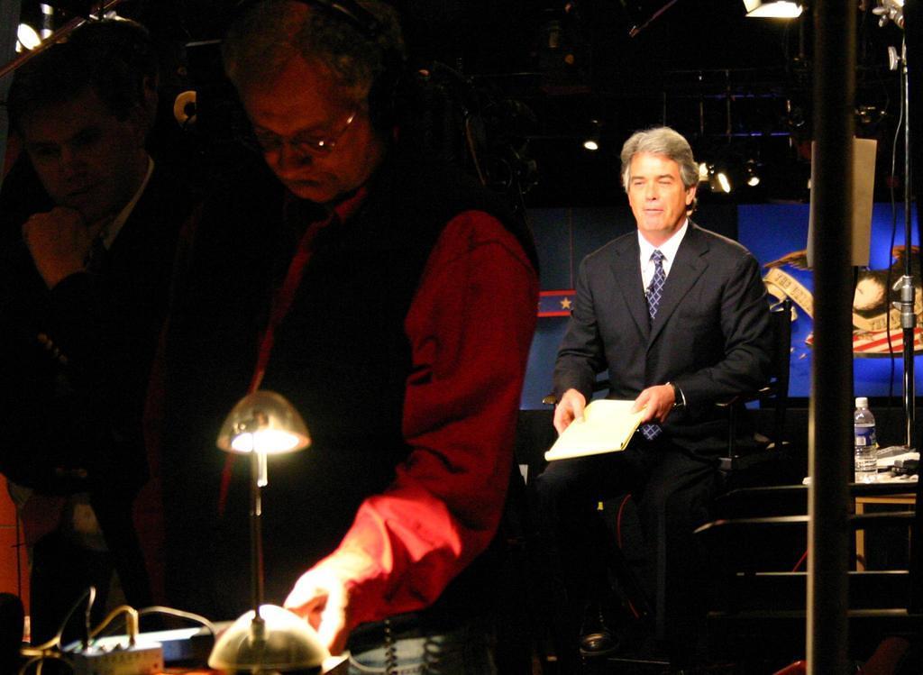 Fox News debate hall platform, Brit Hume in anchor chair (I think)